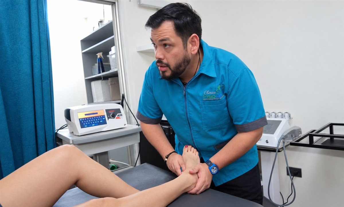 Daniel realiza terapia manual de tobillo
